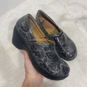 Nurse Mates Pillowtop Clogs Women's  8.5 Wide Grey Black Paisley Slip Resistant
